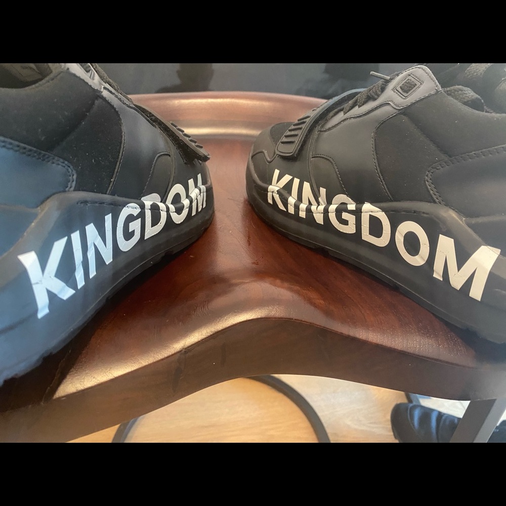 Burberry stunning men’s sneaker shoe with strap